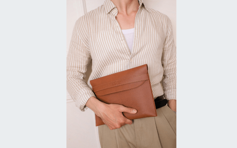 cầm ví clutch cầm tay ở phía trước 